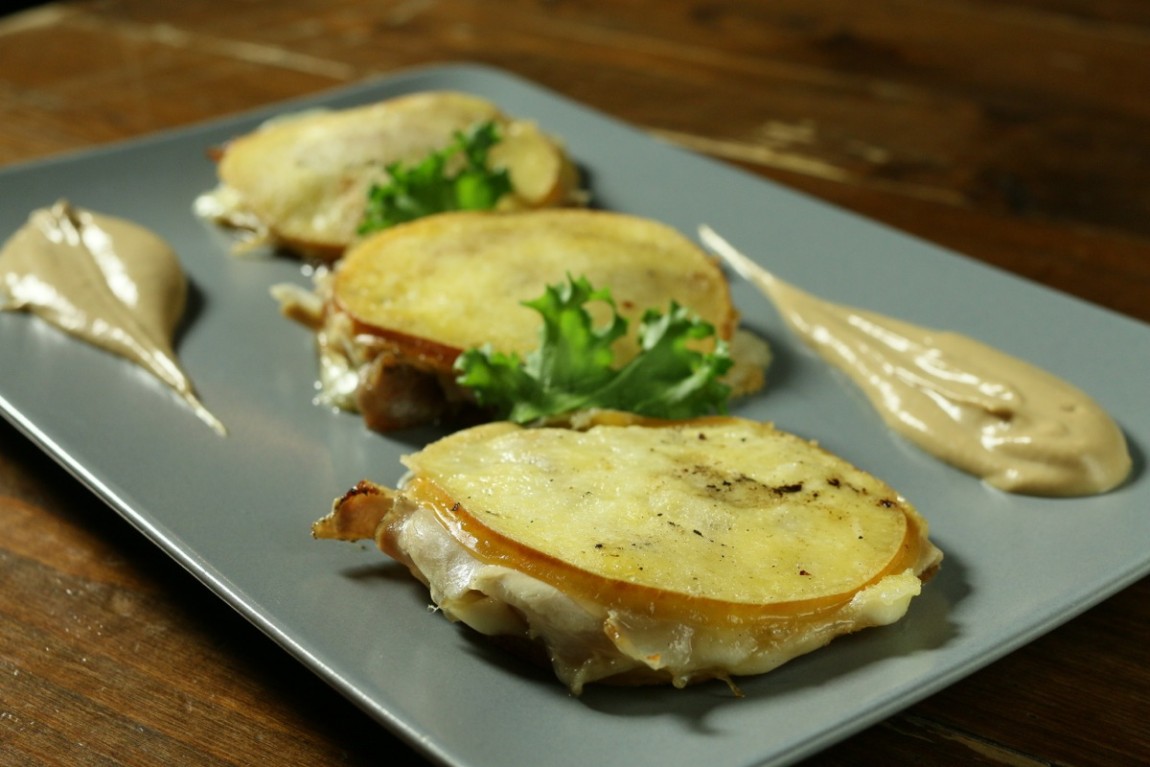 scamorza-alla-piastra-con-porchetta-di-ariccia-e-salsa-ai-funghi-historia.jpg